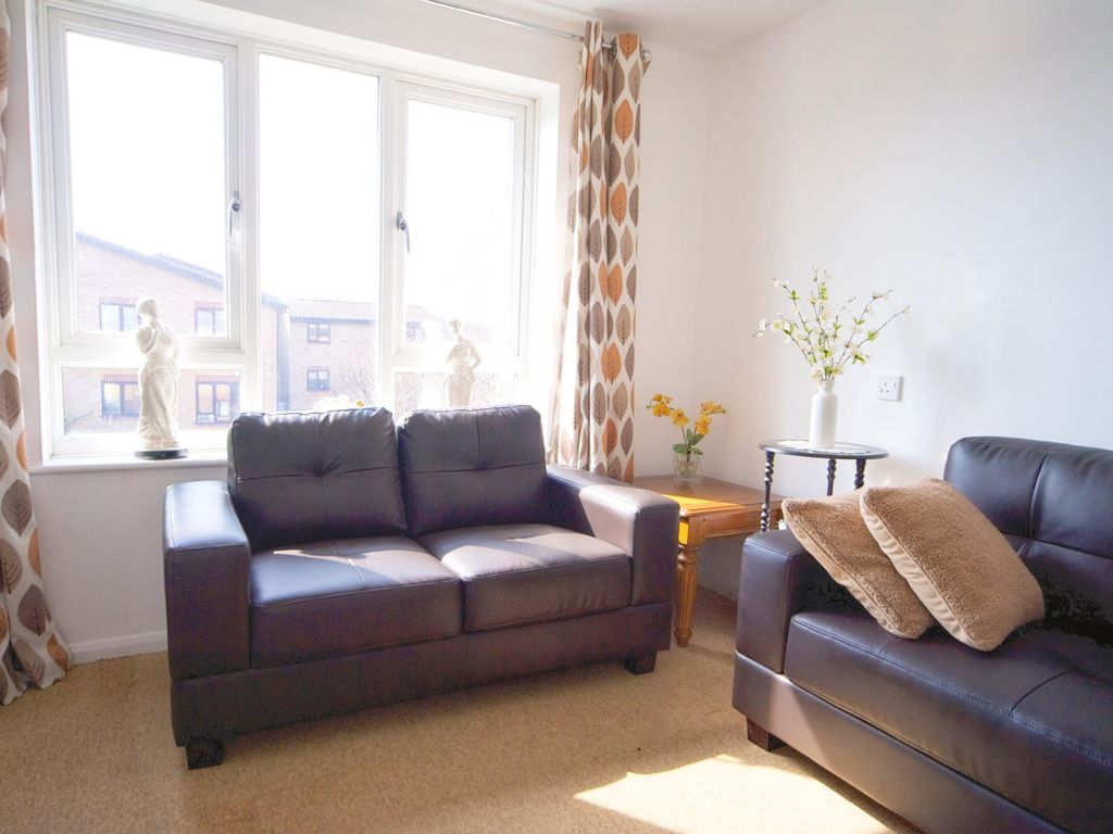 1 bed flat for sale in Churchill Court, Ainsley Close, London N9, £140,000