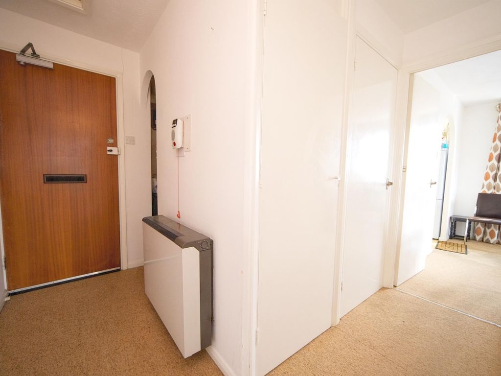 1 bed flat for sale in Churchill Court, Ainsley Close, London N9, £140,000