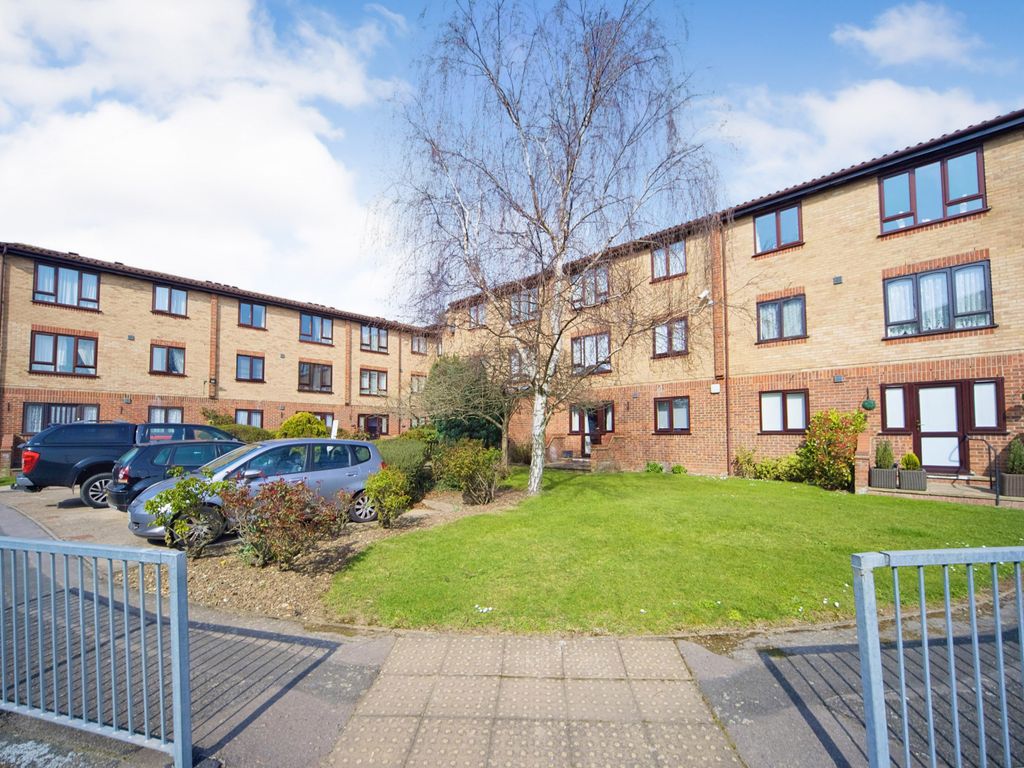 1 bed flat for sale in Churchill Court, Ainsley Close, London N9, £140,000