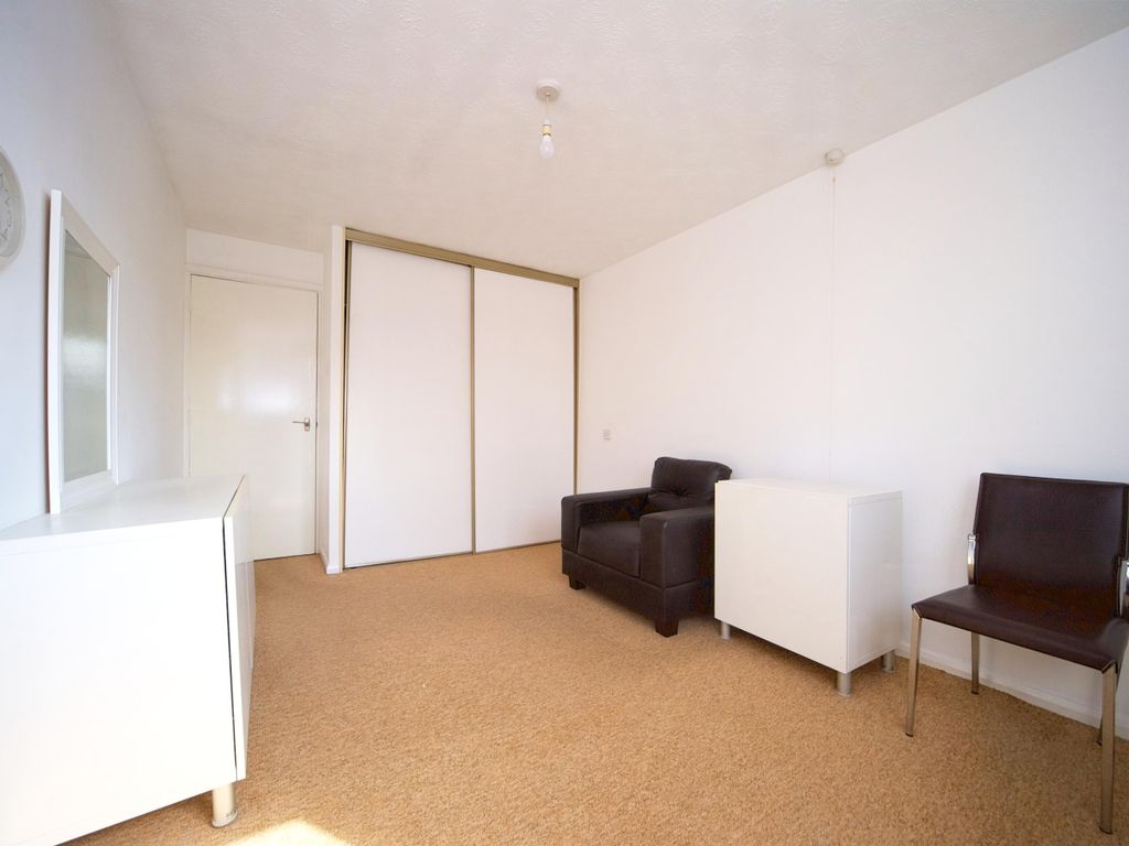 1 bed flat for sale in Churchill Court, Ainsley Close, London N9, £140,000