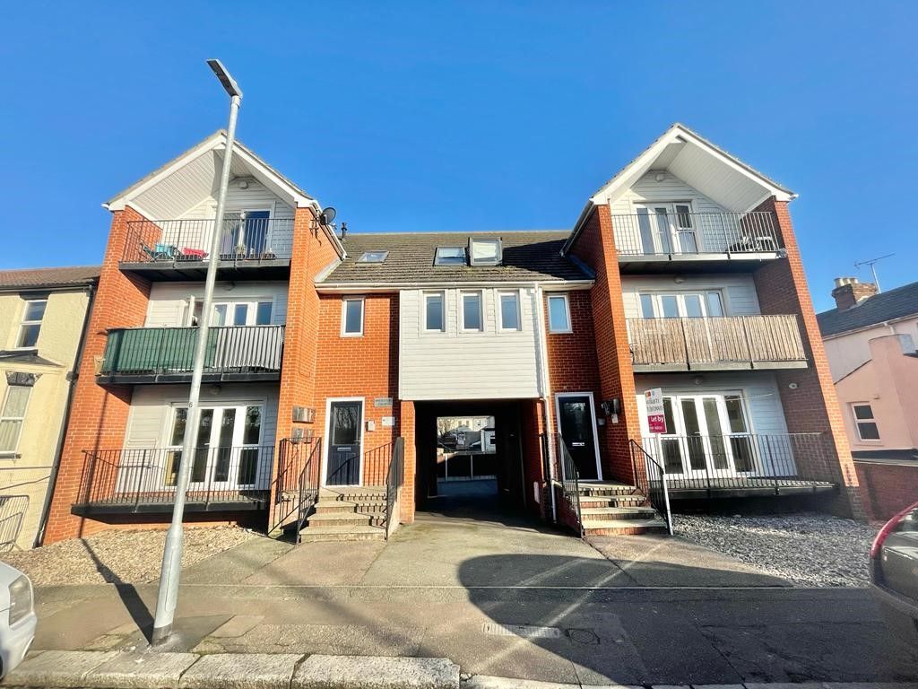 2 bed flat for sale in Stour Road, Harwich CO12, £125,000