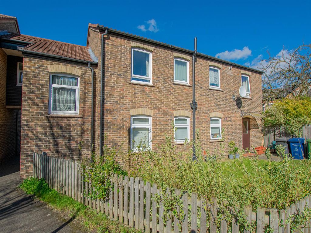 2 bed flat for sale in Coggeshall Close, Cambridge CB5, £260,000