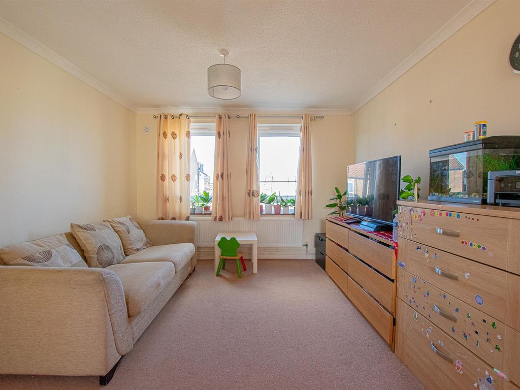 2 bed flat for sale in Coggeshall Close, Cambridge CB5, £260,000