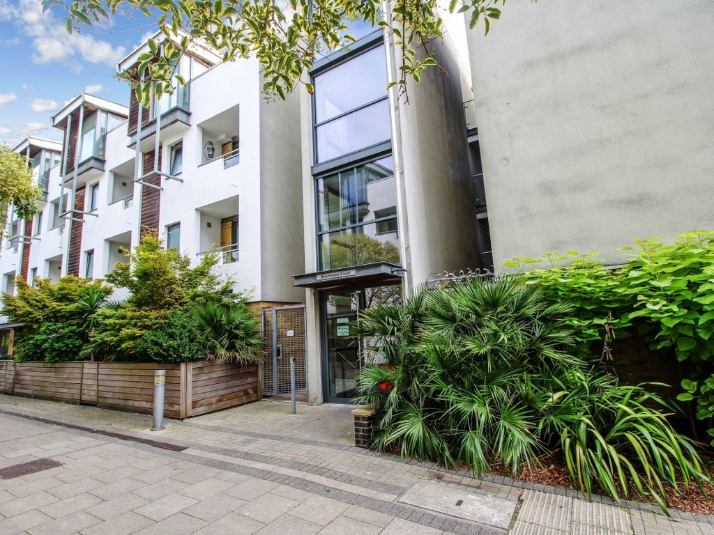 2 bed flat for sale in Kingscote Way, Brighton BN1, £280,000