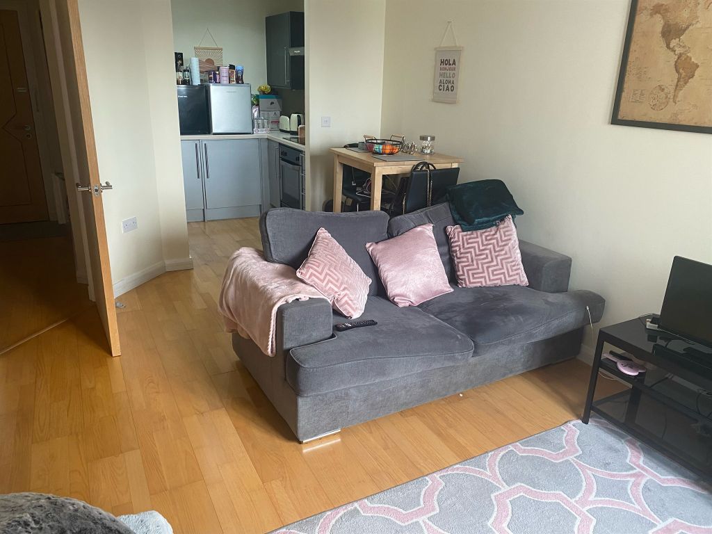 1 bed flat for sale in Churchill Way, Cardiff CF10, £130,000