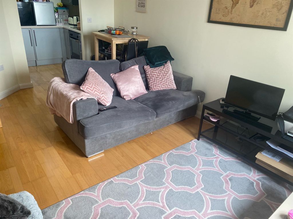 1 bed flat for sale in Churchill Way, Cardiff CF10, £130,000