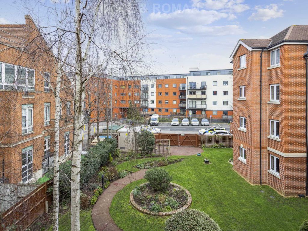 1 bed flat for sale in Greenwood Court, Epsom KT18, £160,000