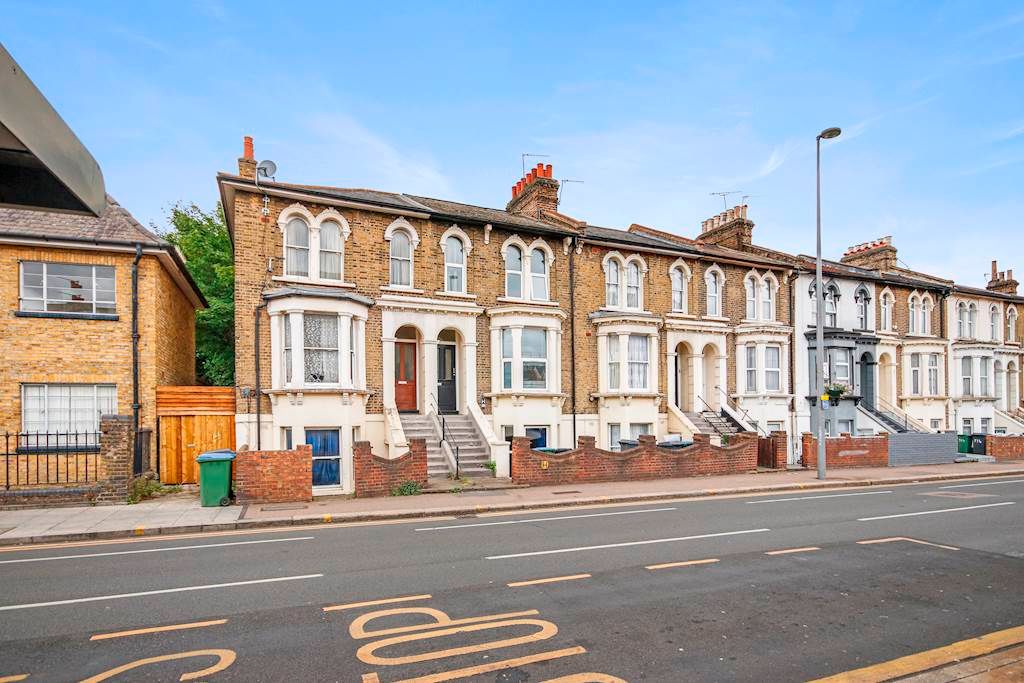 1 bed flat for sale in High Road Leytonstone, London E11, £304,995