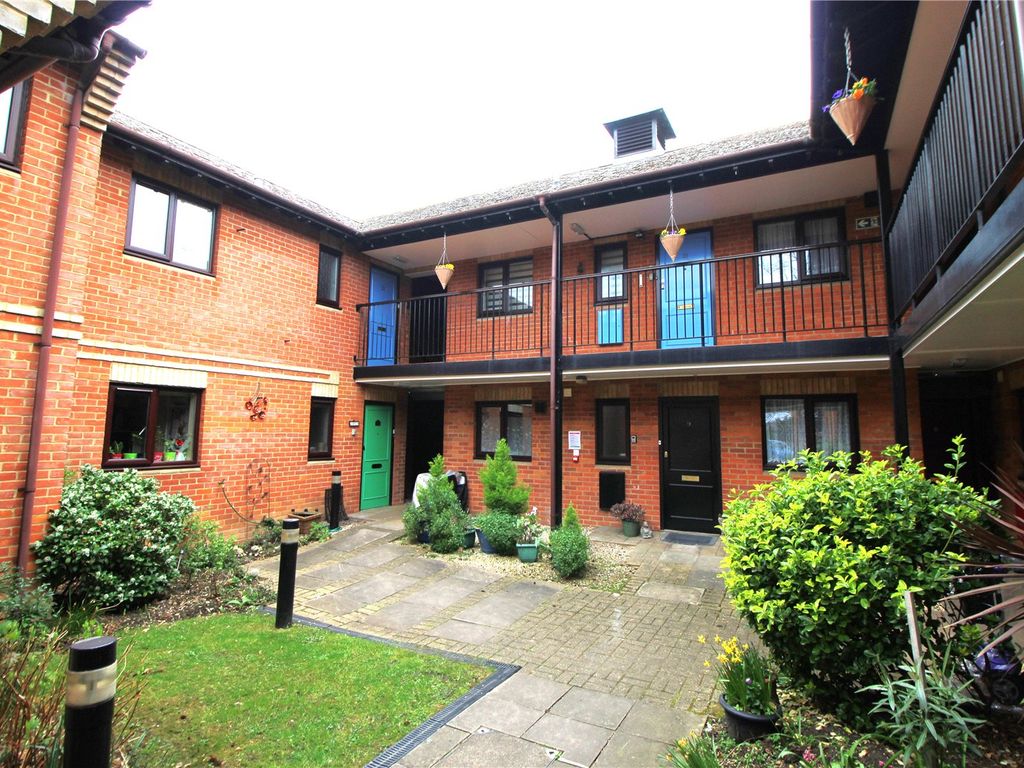 1 bed flat for sale in The Elms, Broom Way, Blackwater, Camberley GU17, £75,000