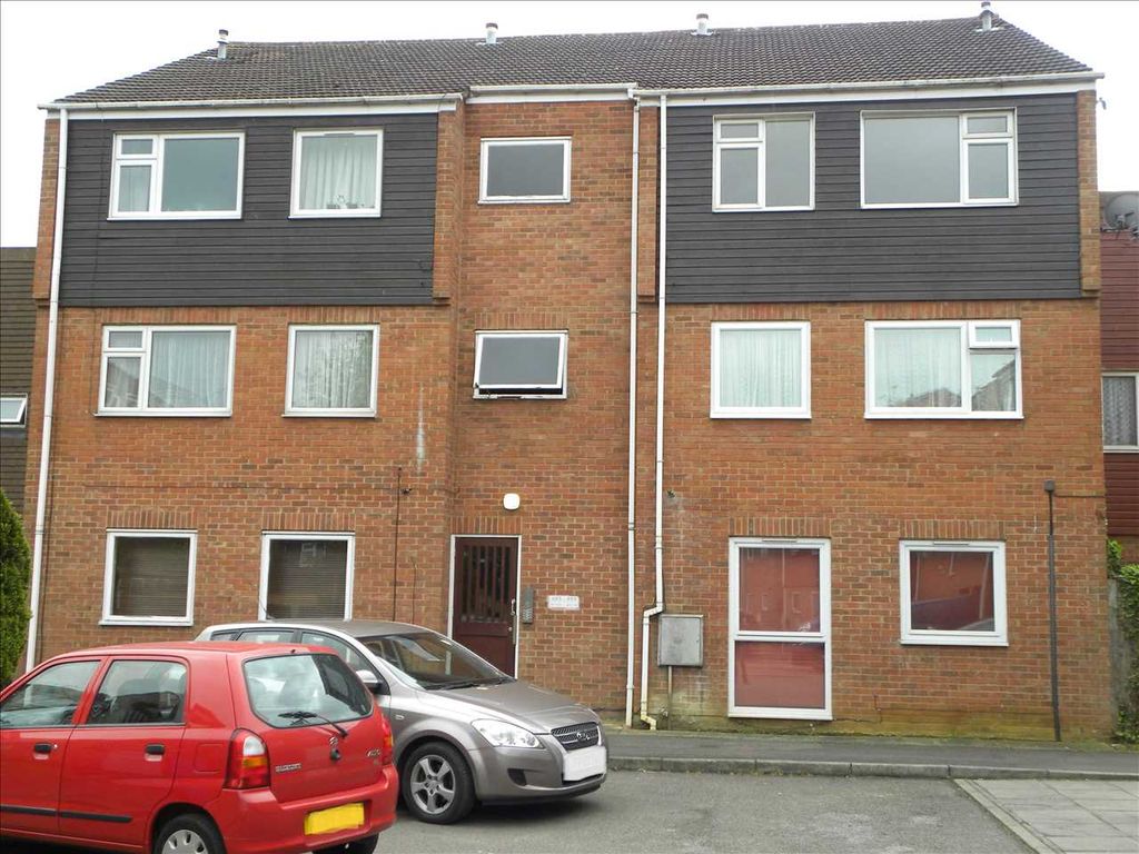 2 bed flat for sale in Rochfords Gardens, Slough SL2, £260,000