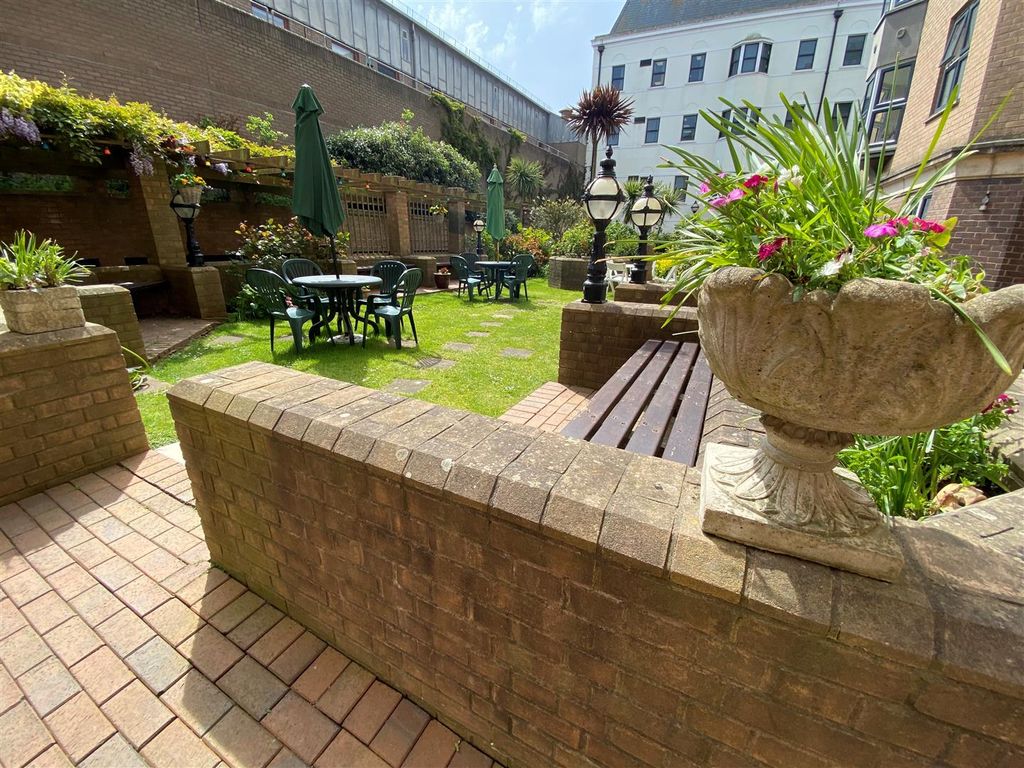 1 bed flat for sale in Pavilion Court, William Street, Brighton BN2, £175,000