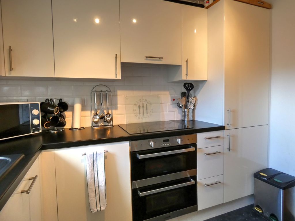 2 bed flat for sale in Urquhart Terrace, Aberdeen AB24, £95,000