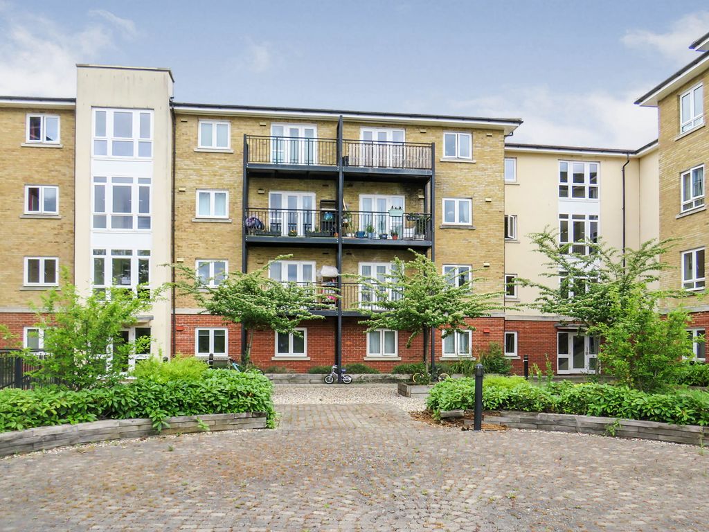 2 bed flat for sale in Tadros Court, High Wycombe HP13, £230,000