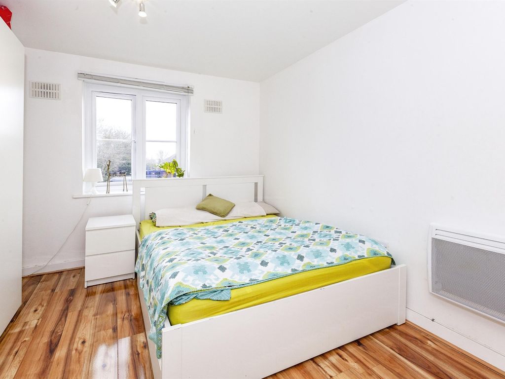 2 bed flat for sale in Bath Road, Slough SL1, £280,000