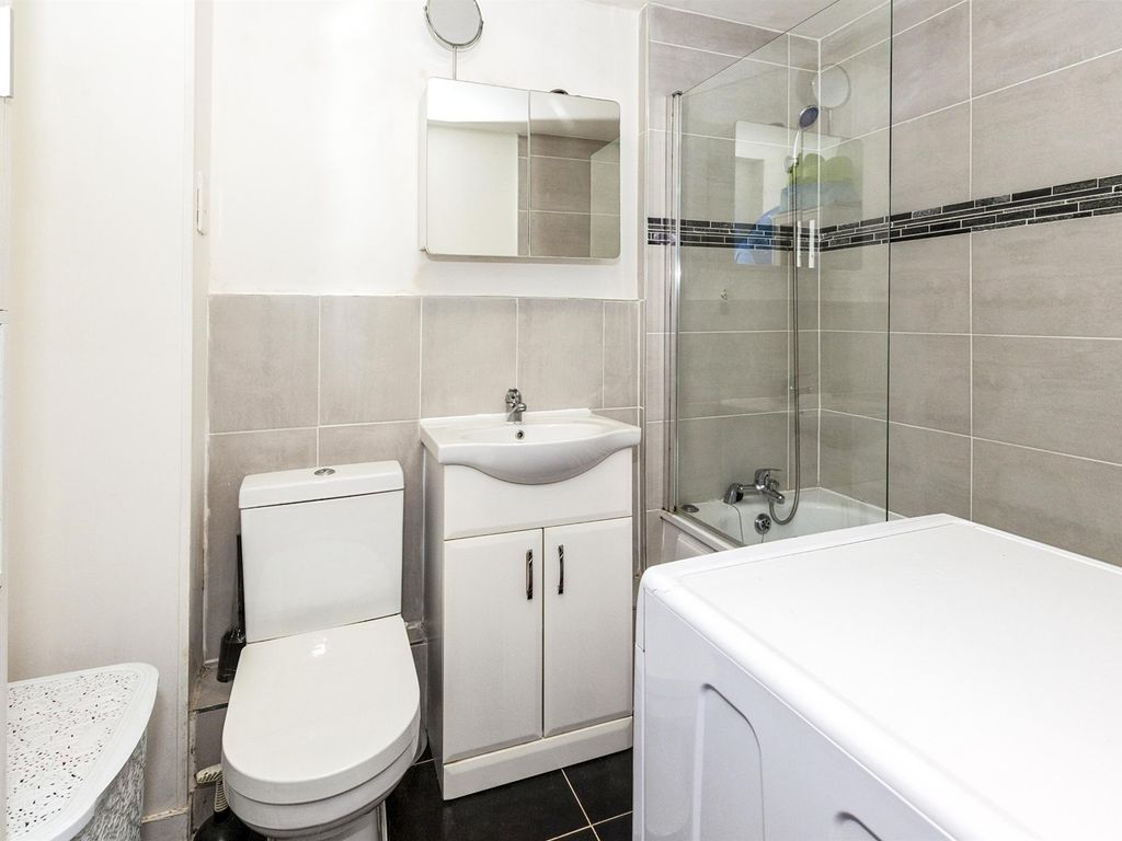 2 bed flat for sale in Bath Road, Slough SL1, £280,000