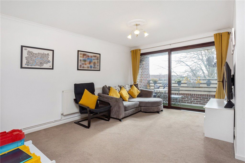 1 bed flat for sale in Pear Tree Court, 57 Churchfields, London E18, £280,000