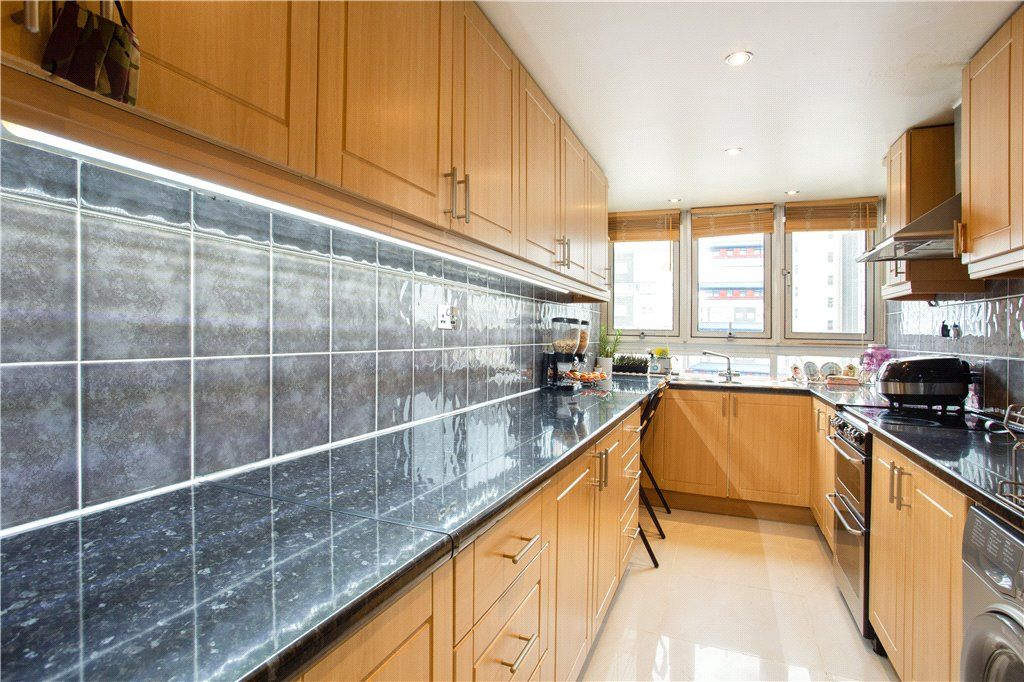 2 bed flat for sale in Lucas Court, Strasburg Road, London SW11, £285,000