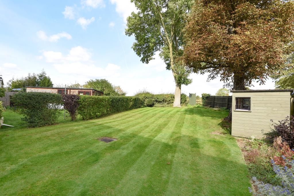 2 bed flat for sale in Middle Barton, Oxfordshire OX7, £185,000