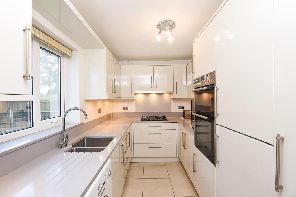 2 bed flat for sale in Middle Barton, Oxfordshire OX7, £185,000