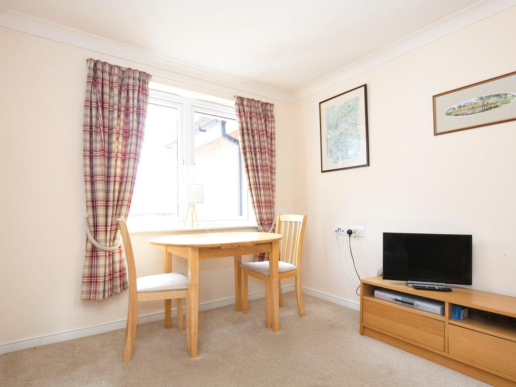 1 bed flat for sale in Hathaway Court, Alcester Road, Stratford-Upon-Avon CV37, £135,000