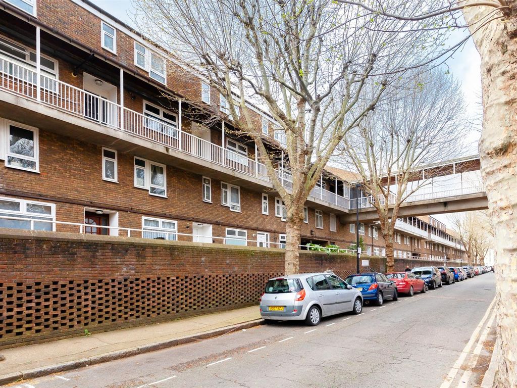 1 bed flat for sale in Hind Grove, London E14, £280,000