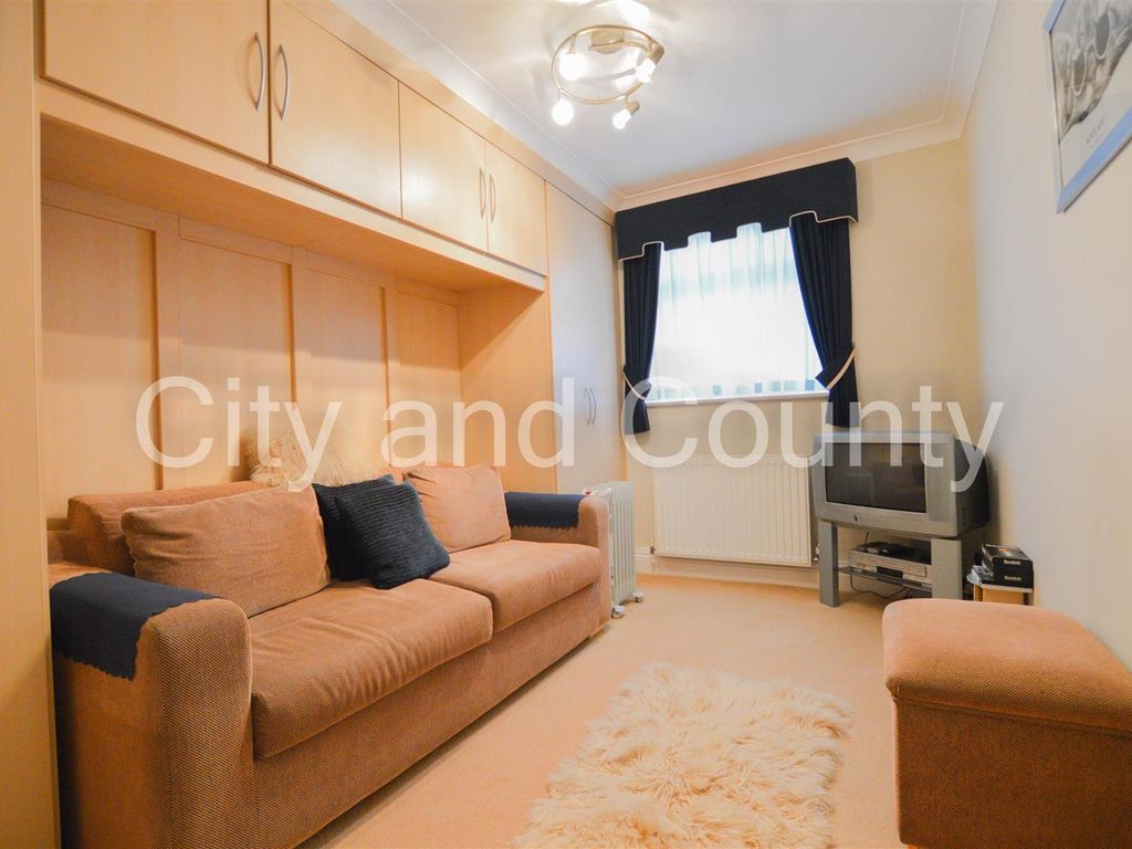 2 bed flat for sale in Audley Gate, Peterborough PE3, £150,000