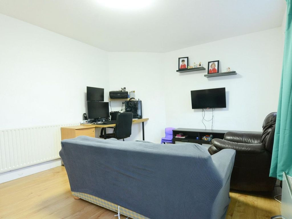 3 bed flat for sale in Oakdale Avenue, Northwood HA6, £260,000