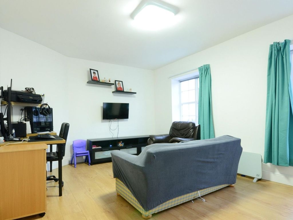 3 bed flat for sale in Oakdale Avenue, Northwood HA6, £260,000
