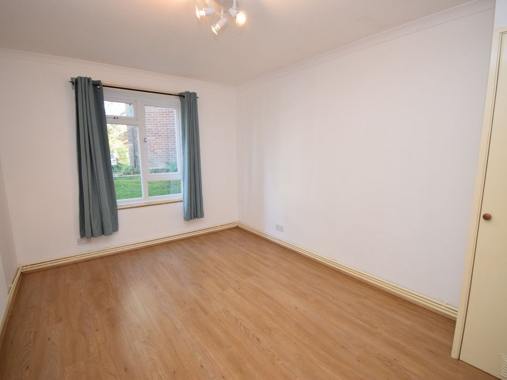 1 bed flat for sale in Henley Lodge, Courtlands, Maidenhead SL6, £180,000