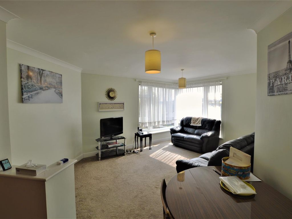 2 bed flat for sale in Northampton Avenue, Slough SL1, £131,250