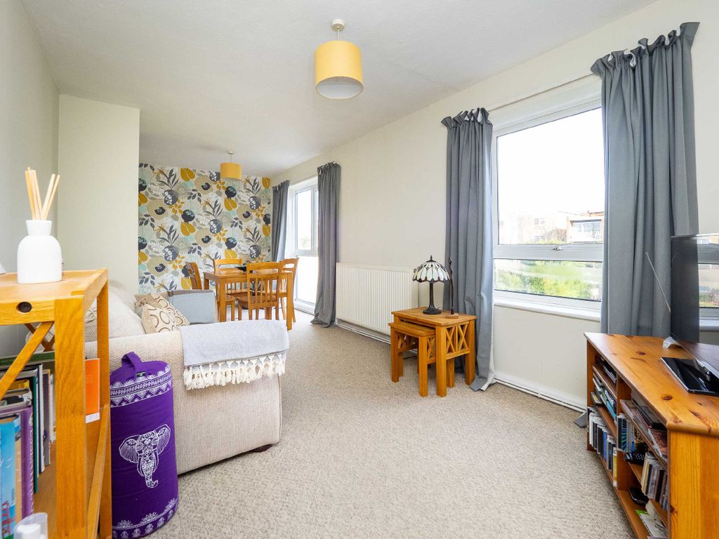 1 bed flat for sale in Larchvale Court, Westmoreland Drive, Sutton, Surrey SM2, £220,000