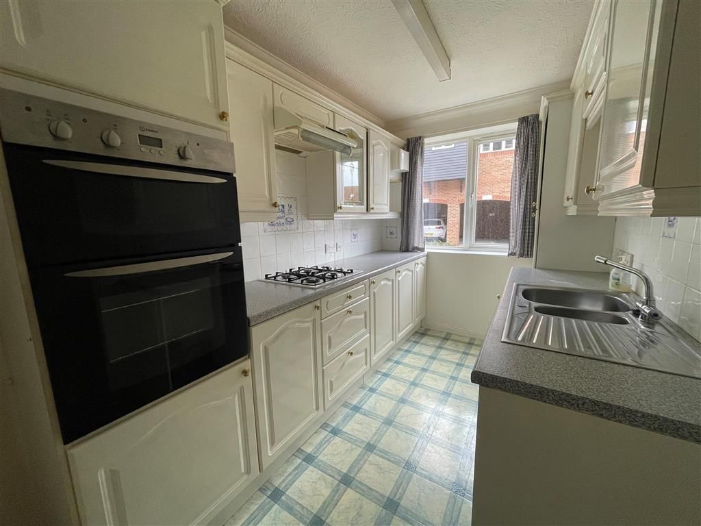 2 bed flat for sale in Queens Lane, Arundel, West Sussex BN18, £260,000