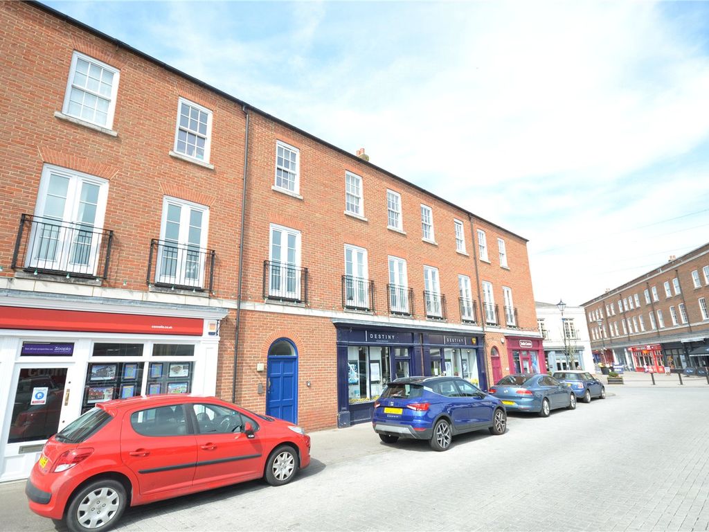 2 bed flat for sale in Hampden Square, Aylesbury HP19, £175,000