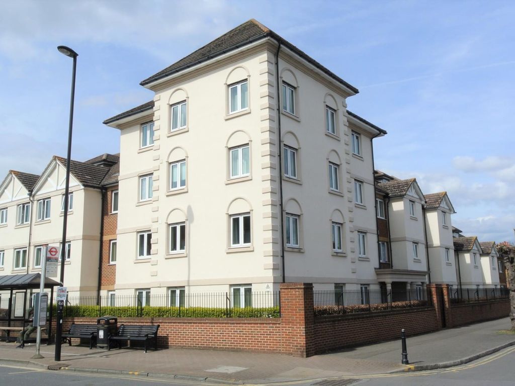 1 bed flat for sale in Parkland Grove, Ashford TW15, £200,000