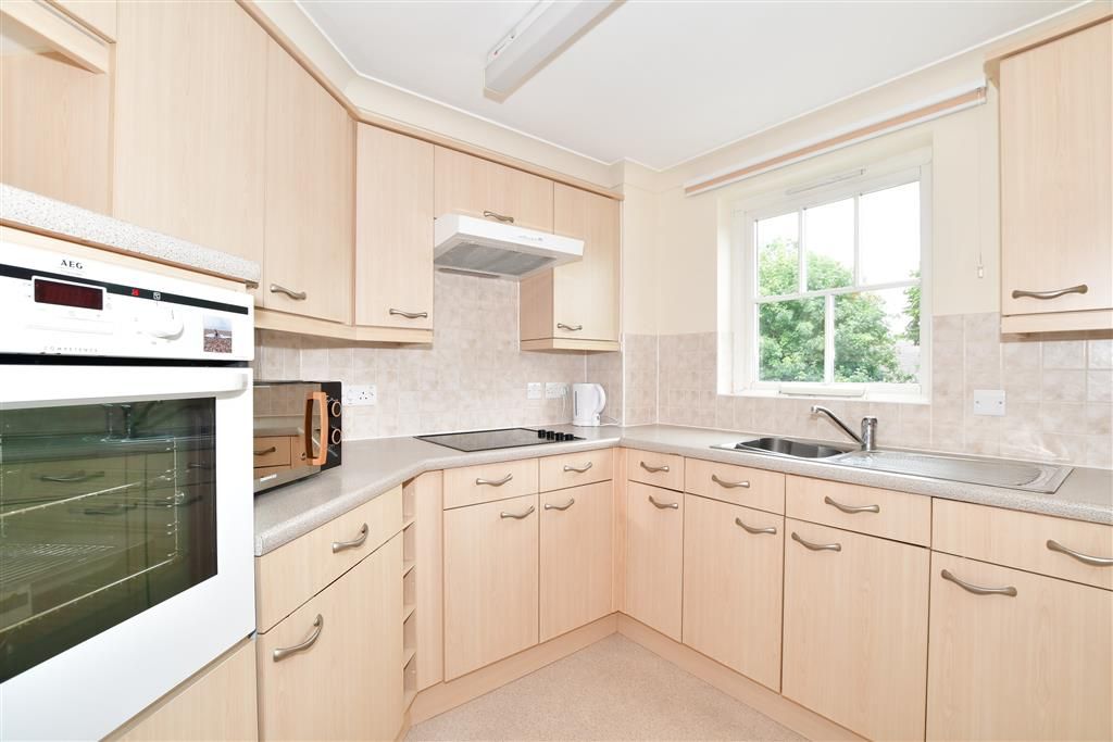 1 bed flat for sale in Massetts Road, Horley, Surrey RH6, £100,000