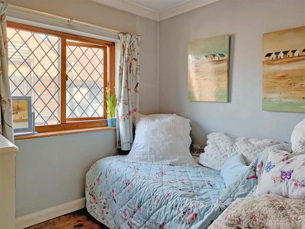 2 bed flat for sale in Duck Lane, Midhurst GU29, £235,000