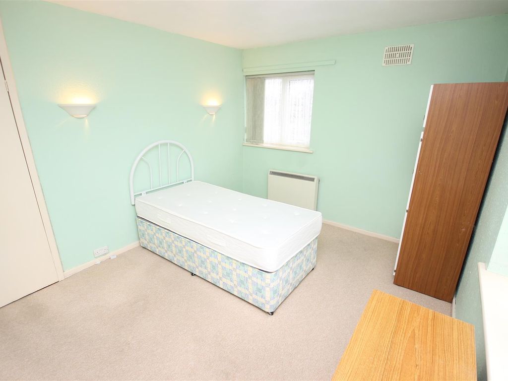 2 bed flat for sale in Thornhill Road, Halesowen B63, £85,000