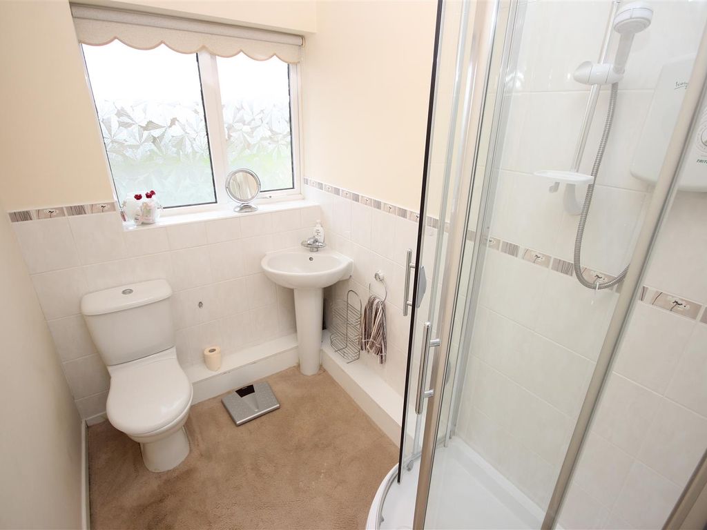 2 bed flat for sale in Thornhill Road, Halesowen B63, £85,000