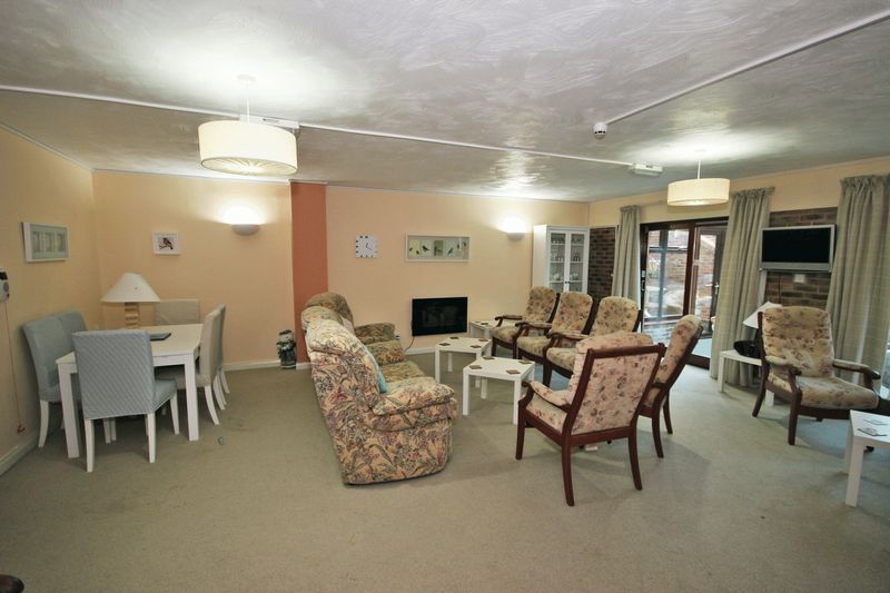 1 bed flat for sale in Knowle Lodge, Caterham CR3, £80,000