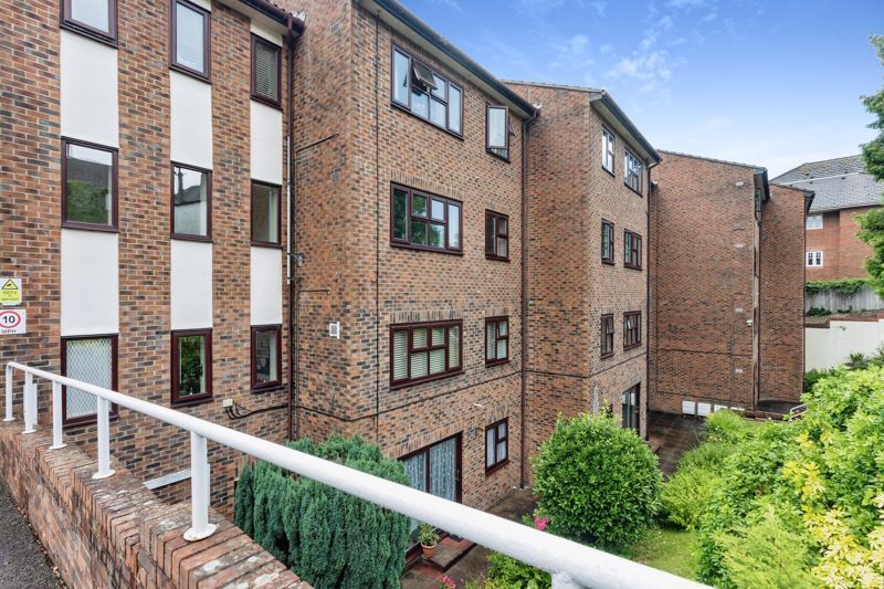 1 bed flat for sale in Knowle Lodge, Caterham CR3, £80,000