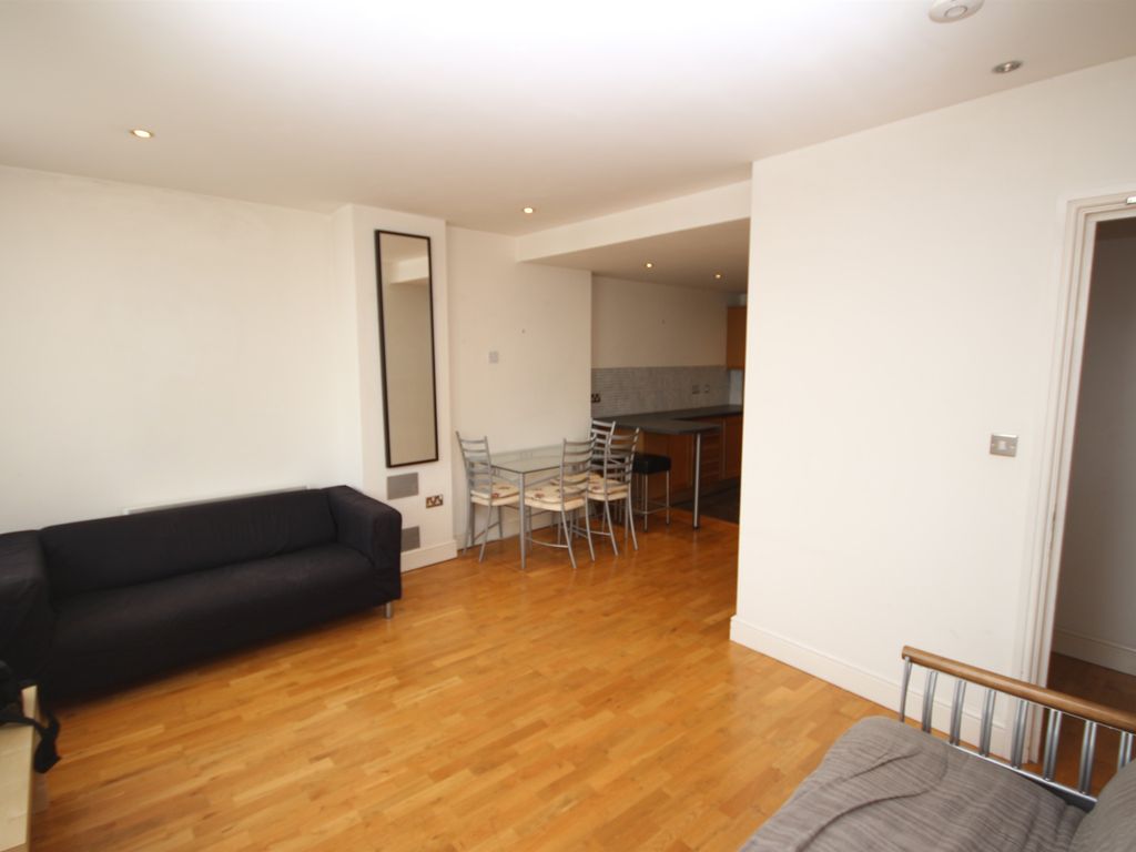 1 bed flat for sale in High Street, Cardiff CF10, £120,000