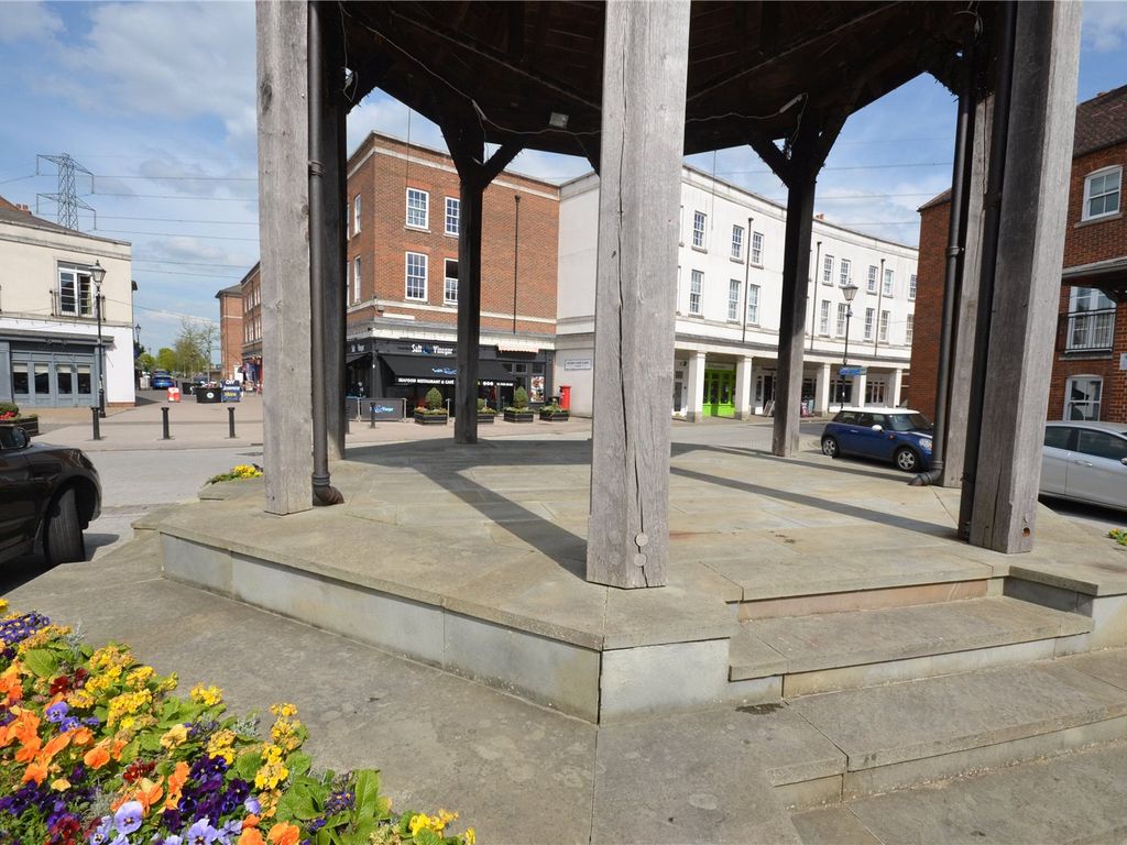 2 bed flat for sale in Hampden Square, Aylesbury, Buckinghamshire HP19, £160,000