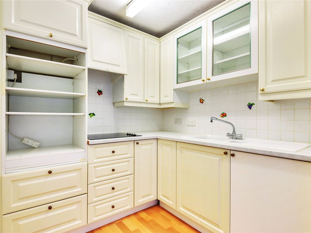 1 bed flat for sale in Wickham Court Road, West Wickham BR4, £170,000