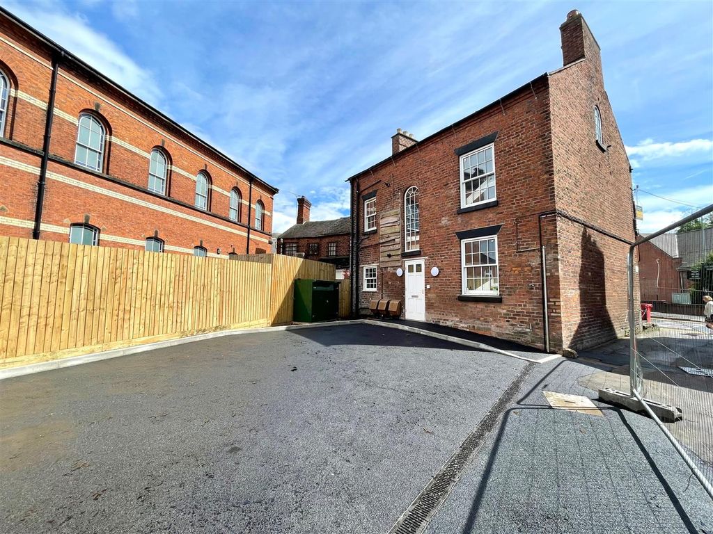 2 bed flat for sale in Old Middlewich Road, Sandbach CW11, £140,000