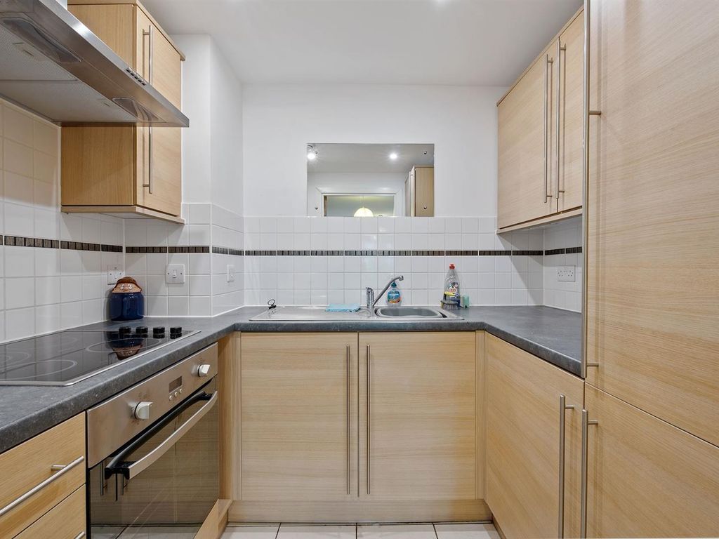 1 bed flat for sale in Abbotsmead Place, Caversham, Reading RG4, £197,000