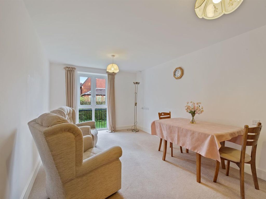 1 bed flat for sale in Abbotsmead Place, Caversham, Reading RG4, £197,000