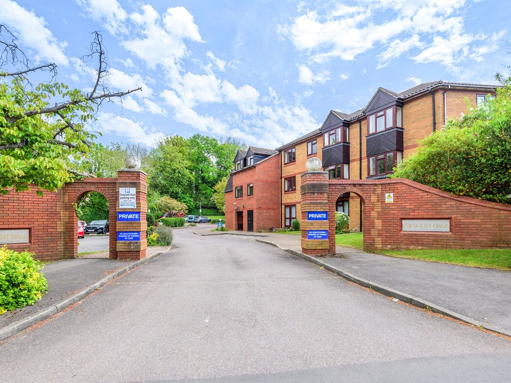 2 bed flat for sale in Crescent Dale, Shoppenhangers Road, Maidenhead SL6, £185,000