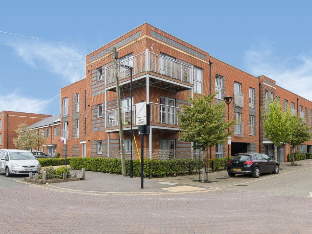 2 bed flat for sale in Summers Street, Southampton SO14, £200,000