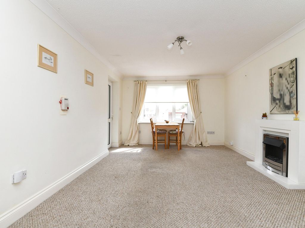 2 bed flat for sale in Beech Spinney, Lorne Road, Brentwood, Essex CM14, £170,000