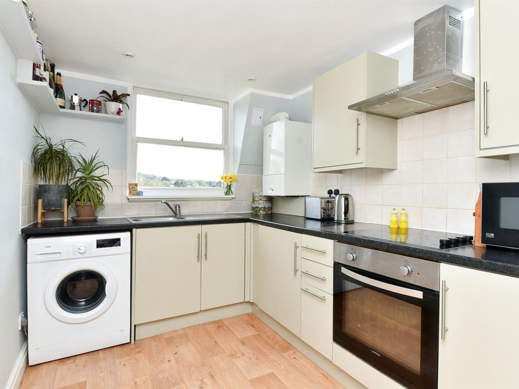 2 bed flat for sale in Kensington Place, Bath BA1, £260,000